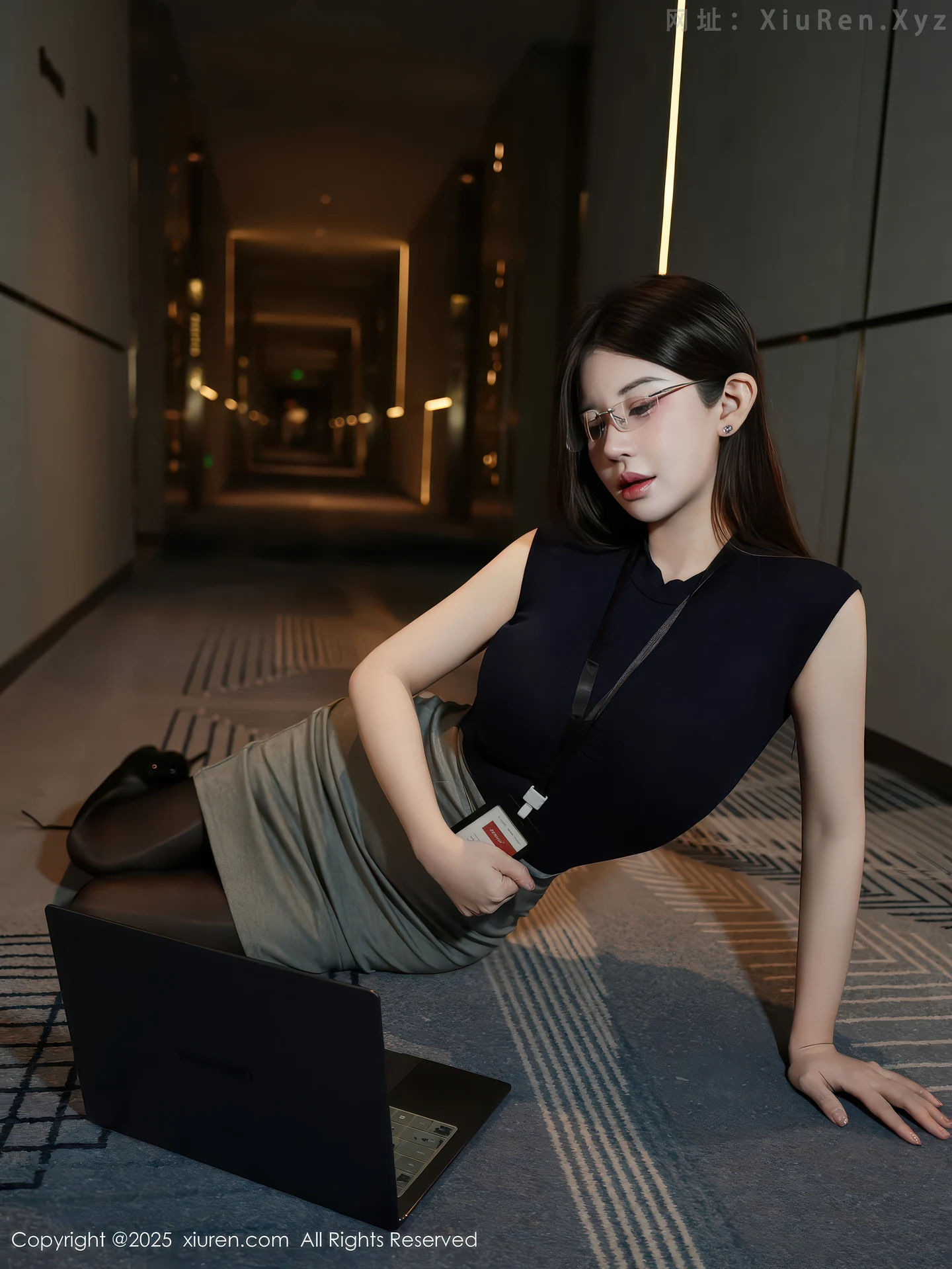 图片[5]-[XiuRen秀人网] VOL.11023 模特苏甜橙子性感深色职业装露闪亮超薄黑丝秀凹凸身材诱惑写真55P-秀人网官方网站